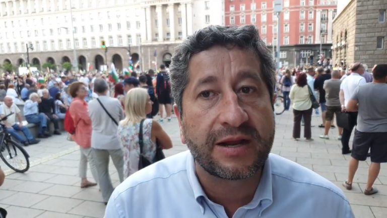 Преди да ни смачкат, преди да откраднат парите, трябва да свалим това прогнило от корупция управление