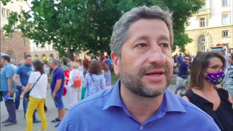 Голямата промяна се оказа смяната на едни смешни пластелинови човечета на Пеевски с други такива