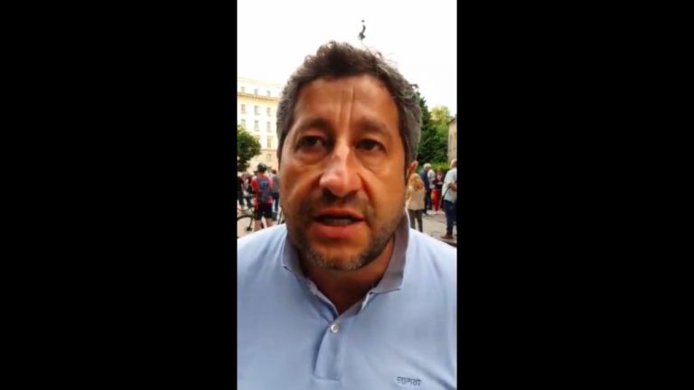 Христо Иванов на площада пред Министерски съвет