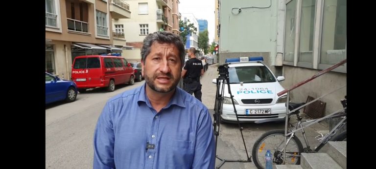 Когато прокуратурата се сезира за петно боя зад рамото на Христо Иванов, но не и за сигнала, подаден от него