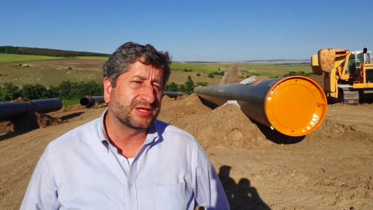 Зад цялата тази „стабилност“ има една пихтия от зависимости, страх, корупция