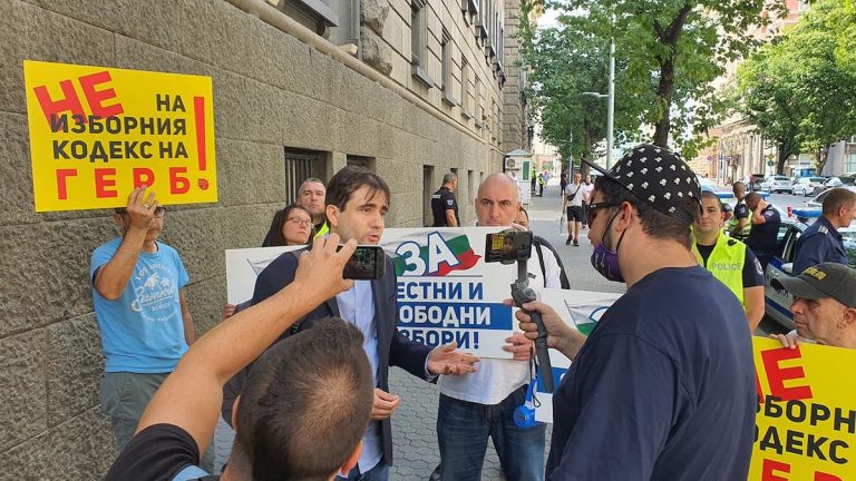 Управляващите не допуснаха до правна комисия представители на ДБ