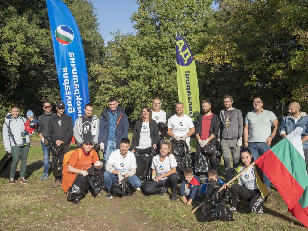 "МлаДа България" изчисти над тон отпадъци от парк в Слатина