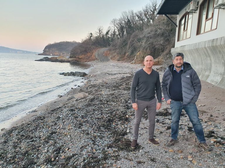 Половин година институциите мълчат законно ли е укрепването на брега на Росенец