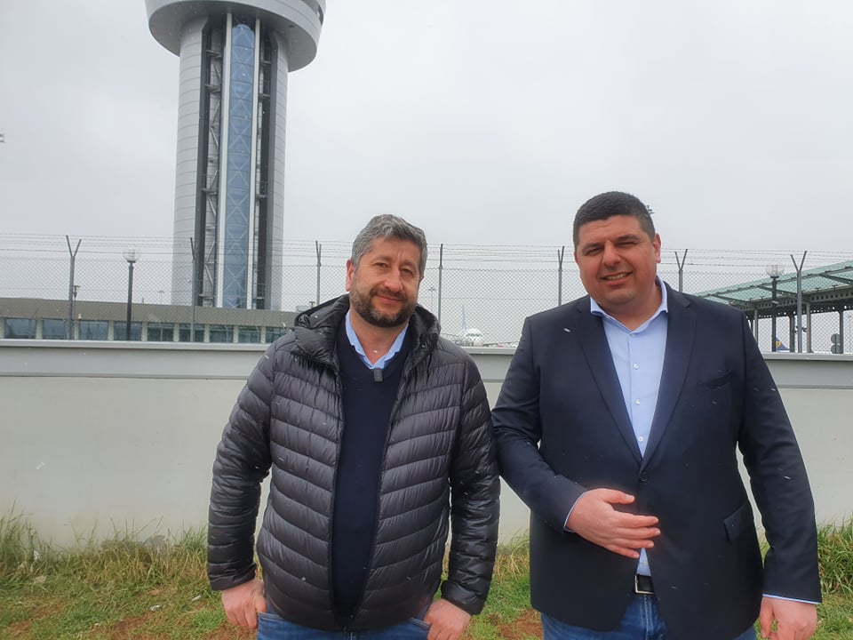Демократична България: Управляващите да кажат кой стои зад концесионера на летище София