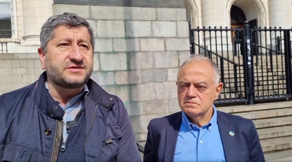 Демократична България: Пеевски, Борисов и Доган опитват чрез сплашване да си върнат контрола върху службите