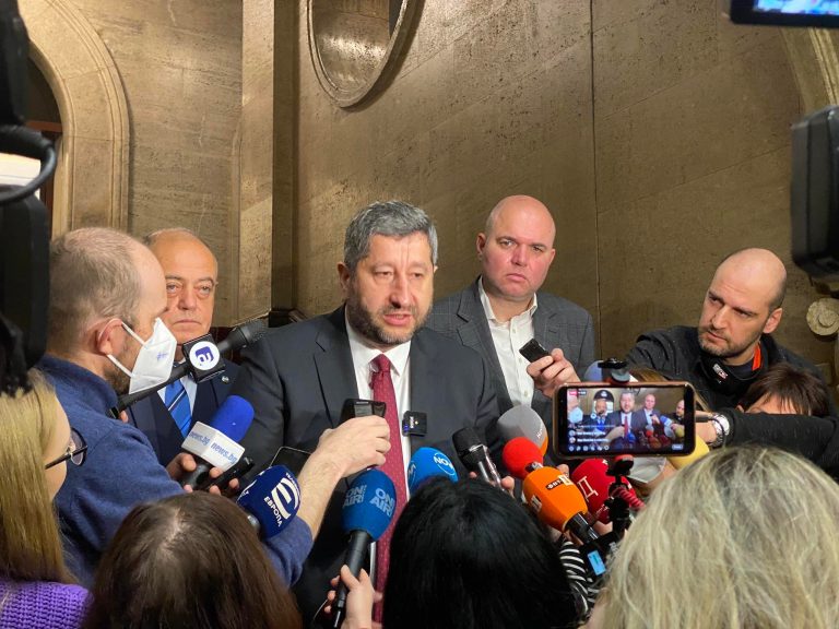“Демократична България” е за бързо влизане в Шенген и Еврозоната и за баланс на властта в сектора за сигурност