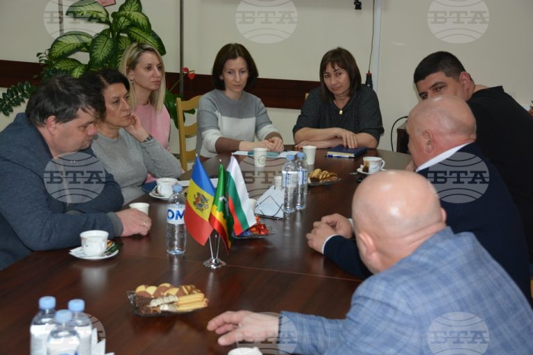 Антоанета Цонева и Ивайло Мирчев питат българите в Тараклия какви са нуждите им