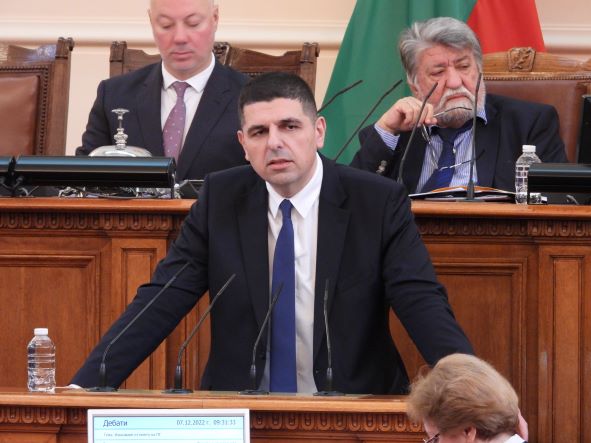 С огромно мнозинство парламентът прие законопроекта на “Демократична България” за държавен контрол над “Лукойл Нефтохим Бургас