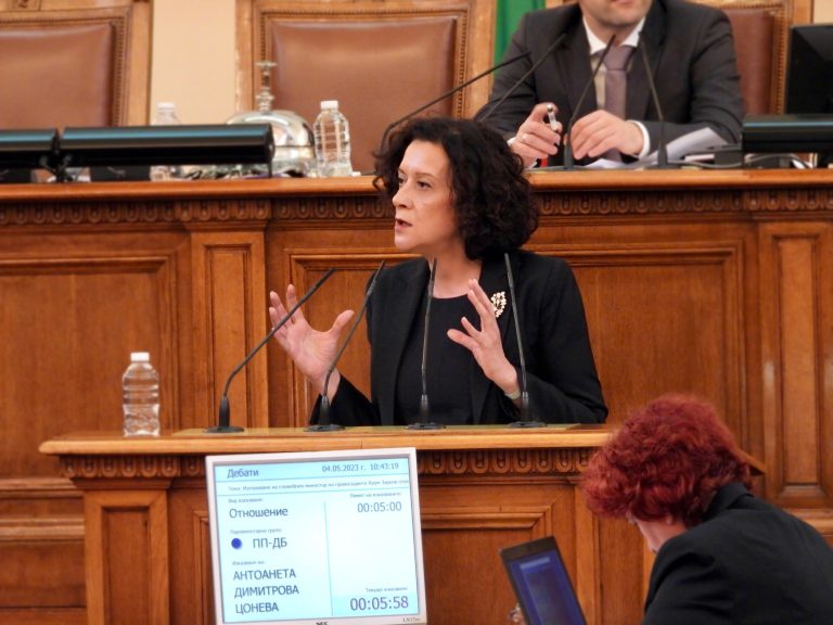 Антоанета Цонева: Категорично няма да подкрепим удължаване на сроковете за придобиване на българско гражданство
