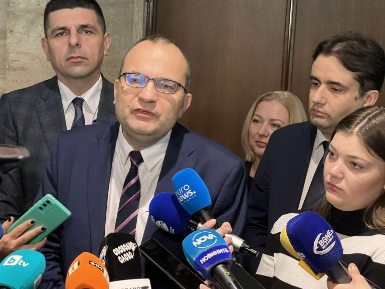 Не може лидерът на управляващата партия да коментира възнаграждения на журналисти, да поставя под въпрос възможността за медиен плурализъм в България. Това е първа крачка към ограничаване свободата на всички граждани.