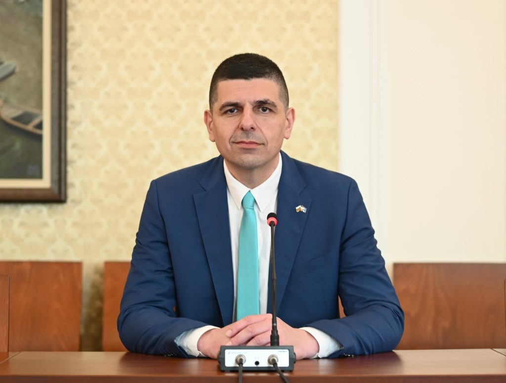 Ивайло Мирчев: Пеевски съвсем автентично иска да е премиер и държи Борисов затворен в златна клетка като стар лъв, станал за посмешище