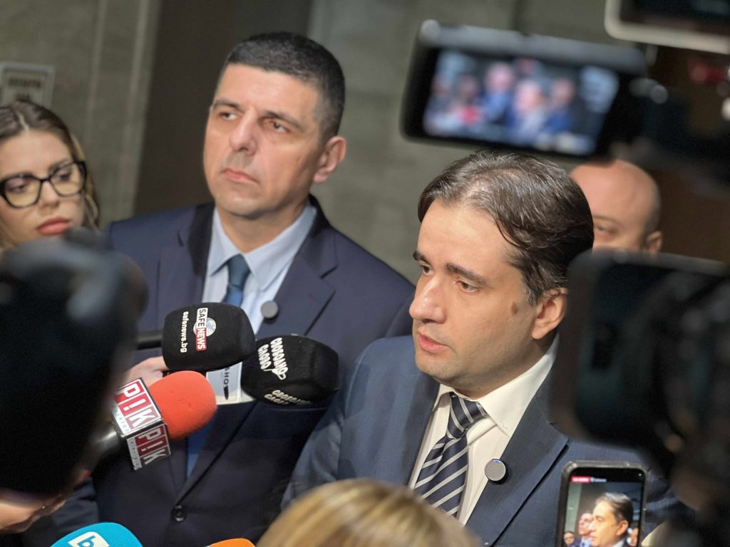 Божидар Божанов: Настояваме да бъдат възстановени отнетите журналистически акредитации в парламента, за да може всеки репортер да задава неудобни въпроси на управляващи и опозиция