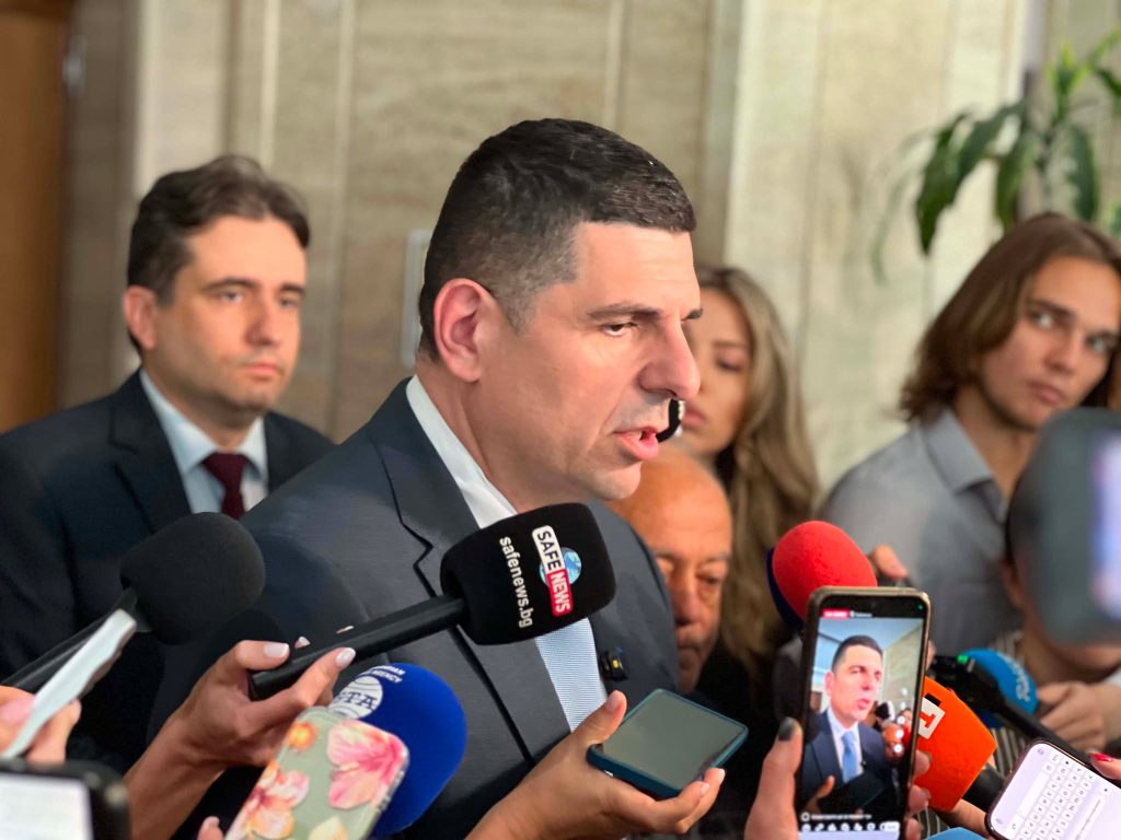 ДБ изпраща сигнал до прокуратурата и ДАНС във връзка с данни за възможно заобикаляне на санкционни режими на ЕС и риск от изпиране на пари при придобиването от Валентин Златев на имоти