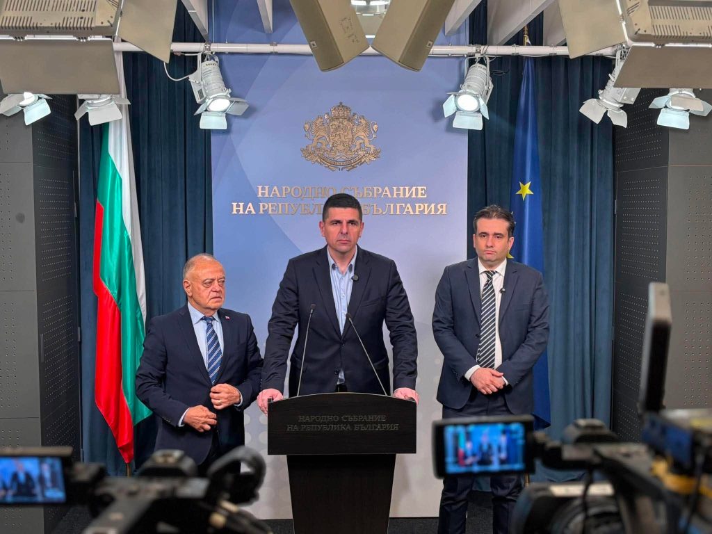 Демократична България: Призоваваме президента Йотова да свика Консултативен съвет за национална сигурност възможно най-бързо