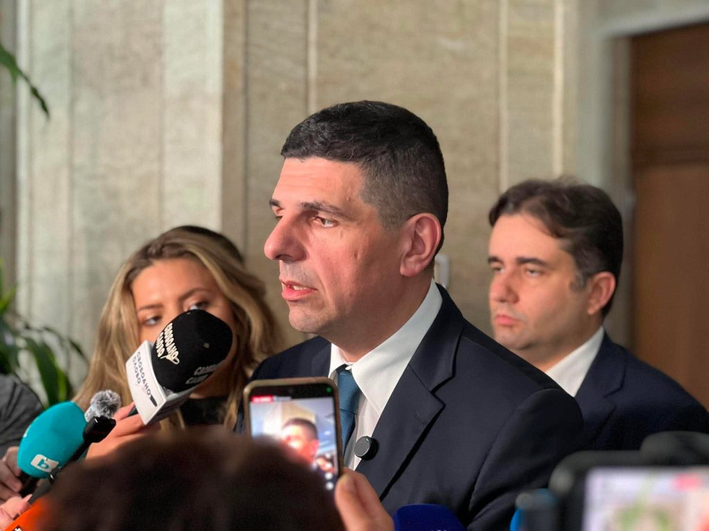 “Демократична България”: МО да не превръща страната в гробище за съветски самолети, да купи НАТО-вски и да усвоим най-сетне осемте F-16
